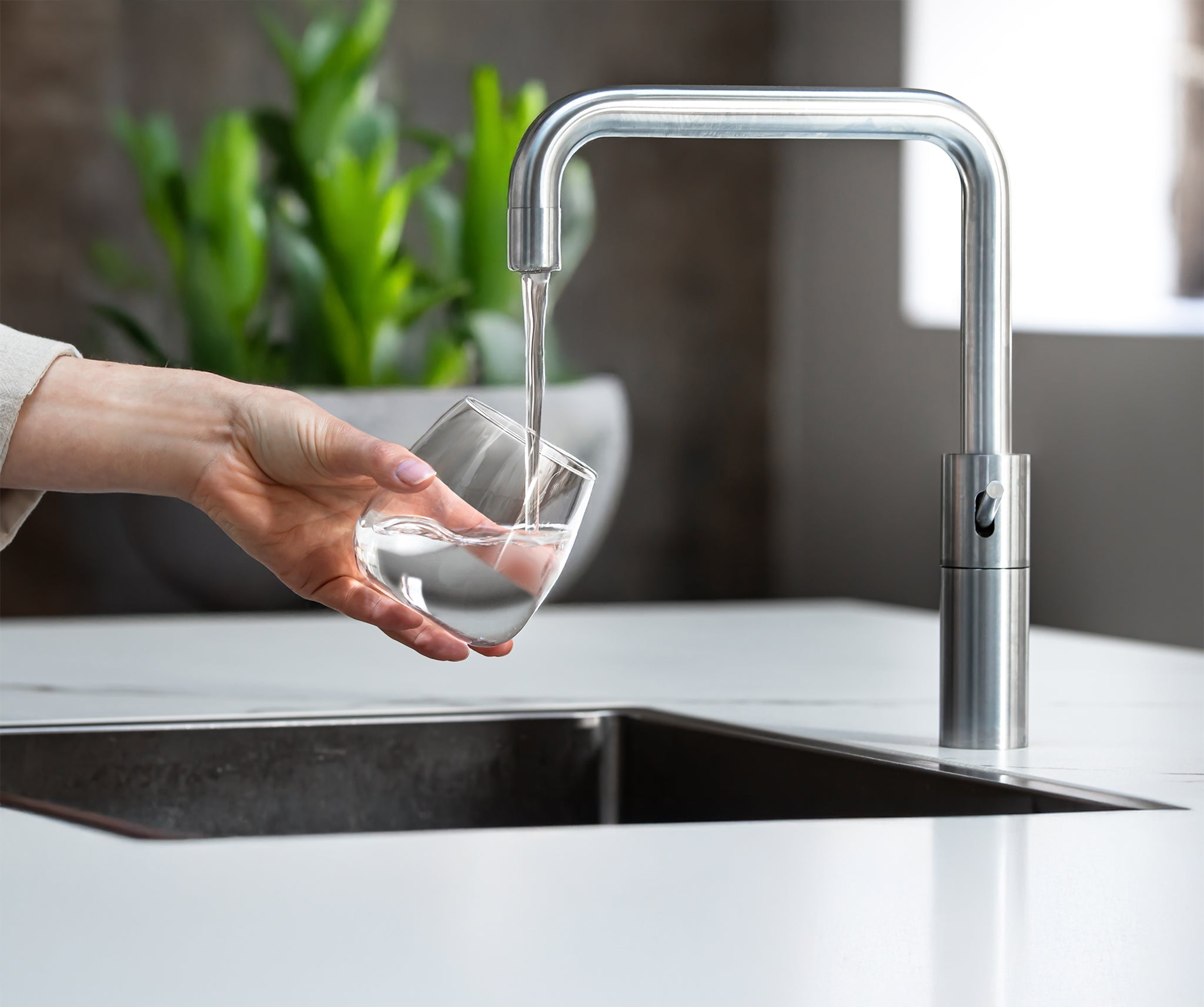 Waarom smaakt mijn kraanwater naar chloor en wat kan ik eraan doen?