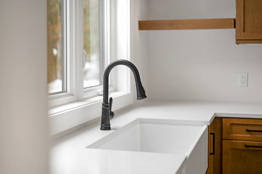 Moderne RVS keukenkraan voor PFAS-vrij water