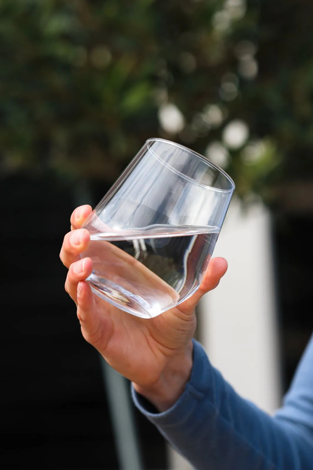 Glas met zuiverwater in de hand