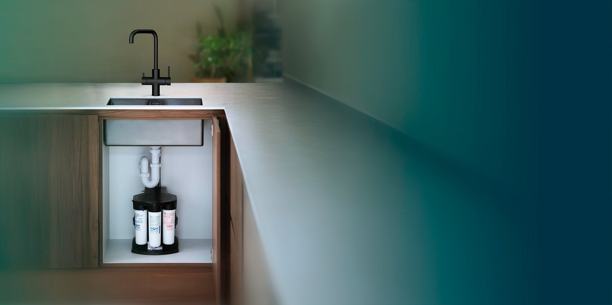 Zwarte zuiver water kraan met het The Source RO-filtersysteem onder het aanrecht in de keukenkast – PureAqua