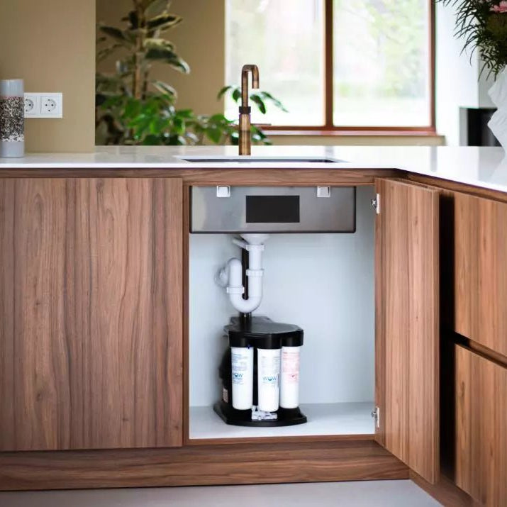 drinkwaterfiltersysteem wat geïnstalleerd is onder een hoek wasbak