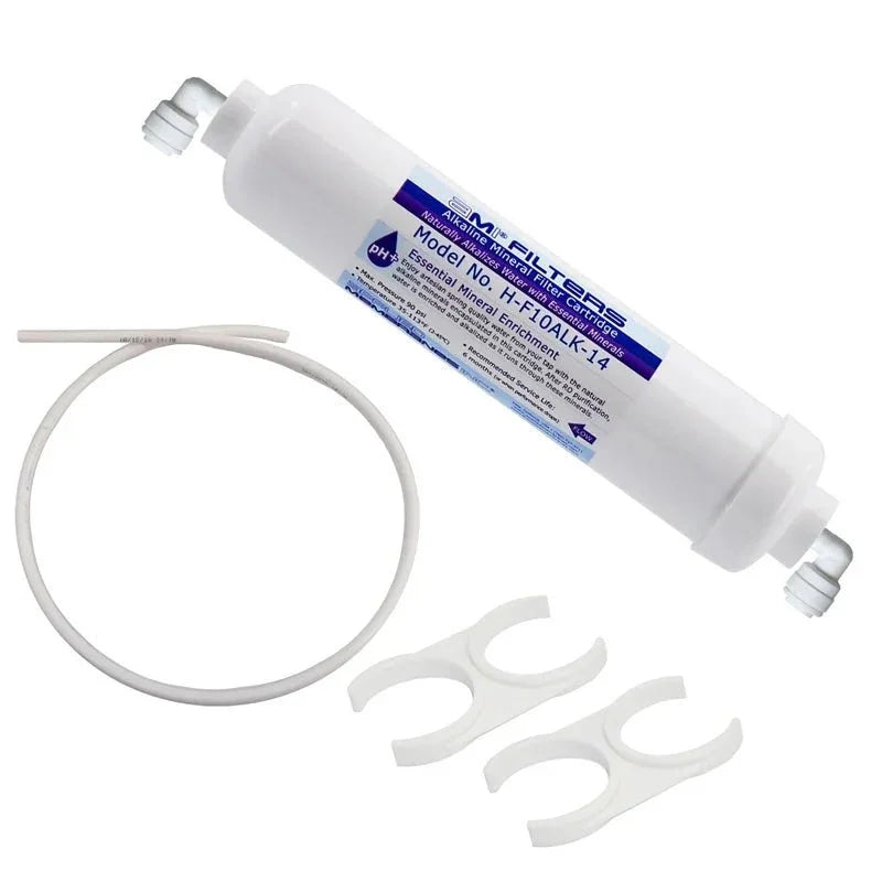 The Source mineraalfilter: witte inline filterpatroon met aansluitslang en twee montageclips | PureAqua