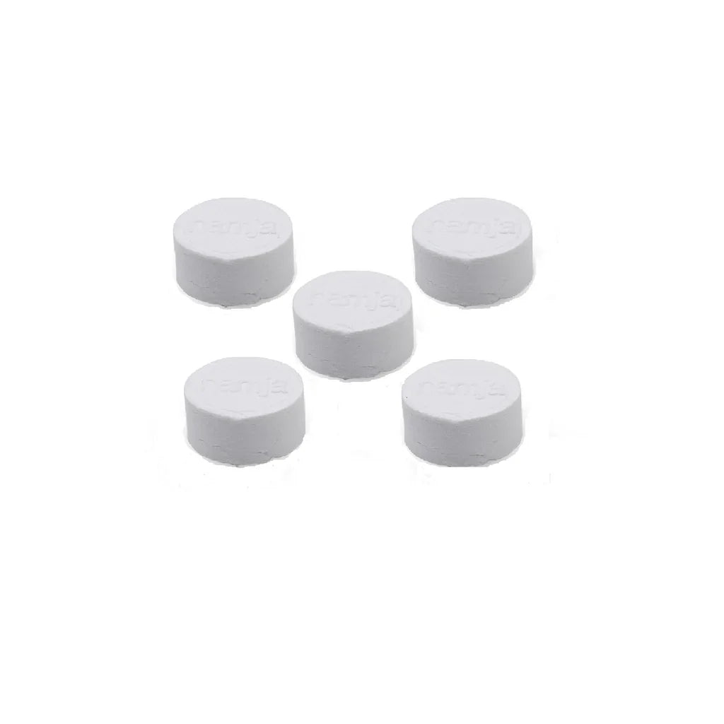 Vijf witte ronde The Source lekdetectiepillen op witte achtergrond | PureAqua