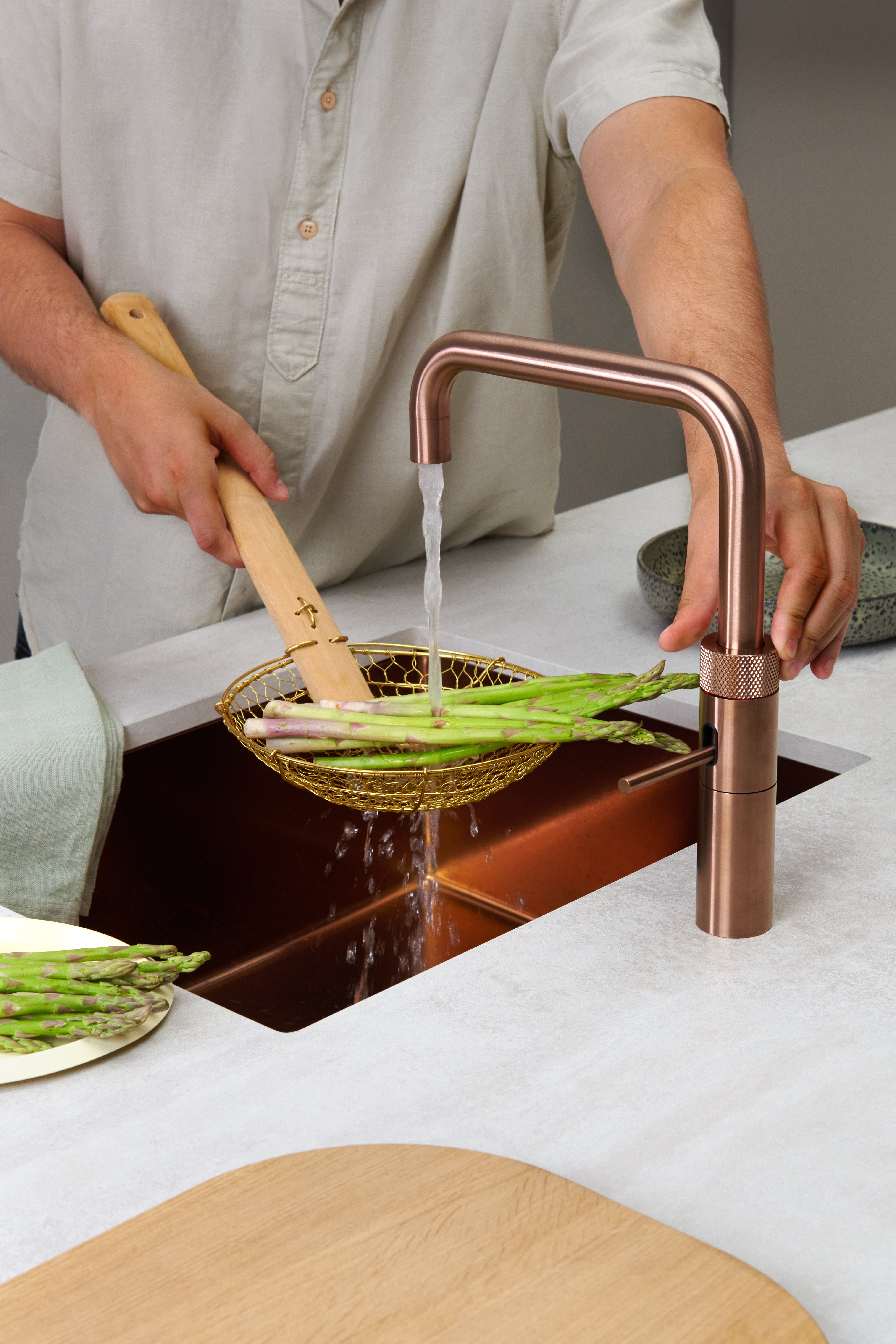 Kokendwaterkraan in keuken gebruikt voor het afspoelen van groenten – Quooker kraan in rosé koper