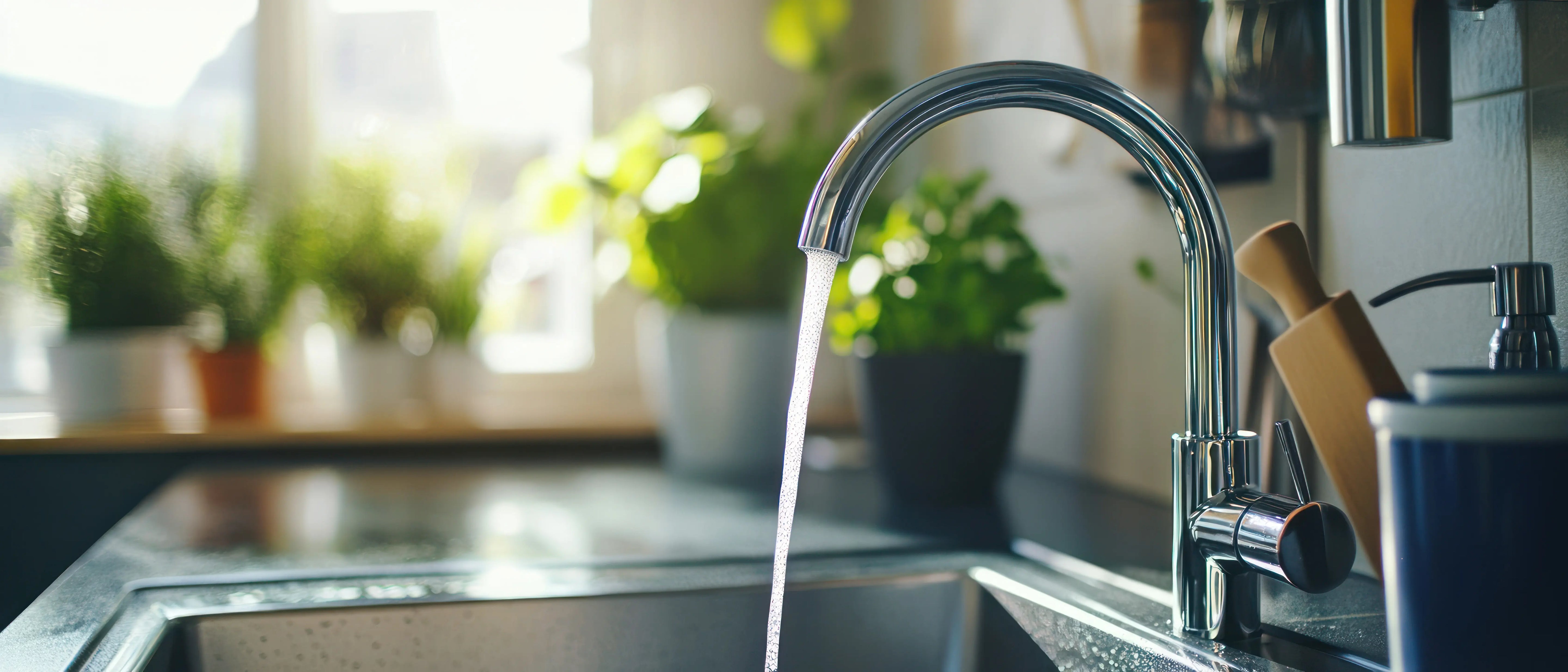 Zuiver kraanwater stroomt uit een PureAqua kraan.