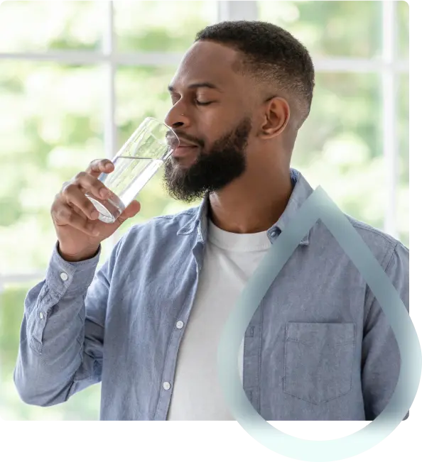 Zuiverwater dat wordt opgedronken door een man