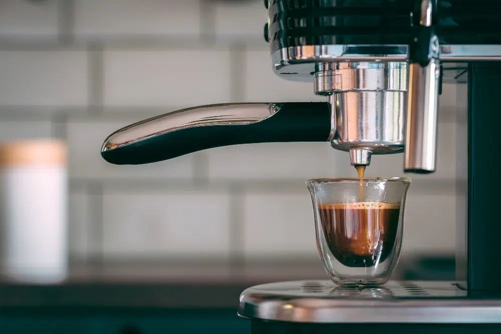 Koffiezetapparaat ontkalken: welk middel?