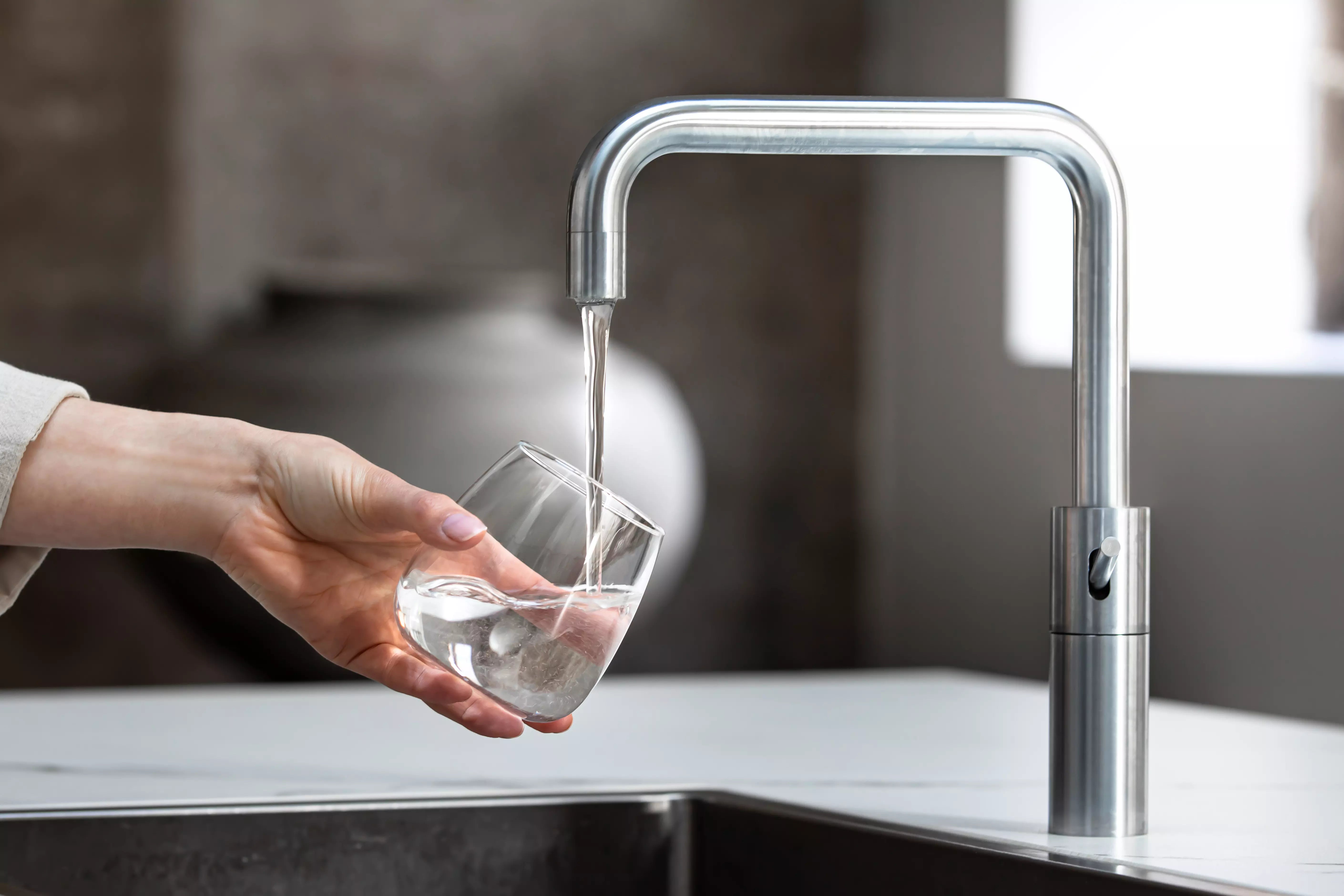 Zuiver water dat uit de kraan wordt getapt