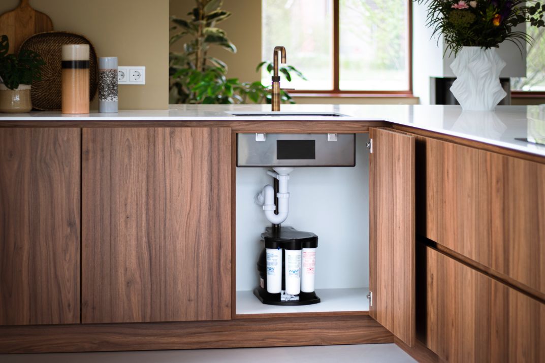 Drinkwaterfiltersysteem the source 50 onder de wasbak geïnstalleerd