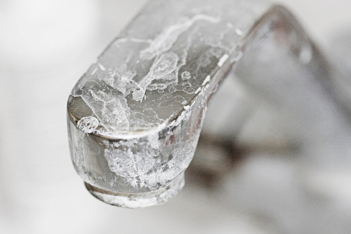 Kraan met zware kalkaanslag door hard water — bij de uitleg over hoe werkt een waterontharder van PureAqua