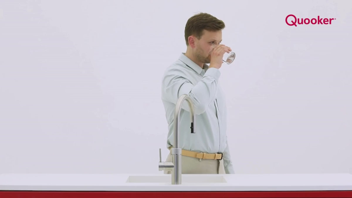 Video laden: Hoe een Quooker-kraan werkt met druk-druk-draai bediening voor veilig kokend water uit de kraan.