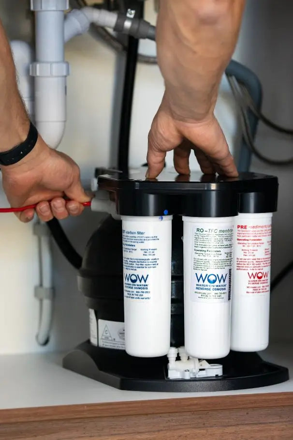 Gebruiker vervangt het filter van een PureAqua zuiverwaterkraan voor onderhoud