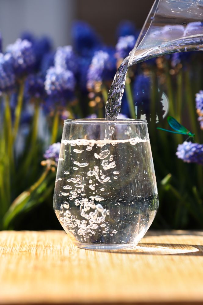 Glas vers, zuiver drinkwater uit een waterfilter voor thuis van PureAqua — de voordelen van zuiver kraanwater