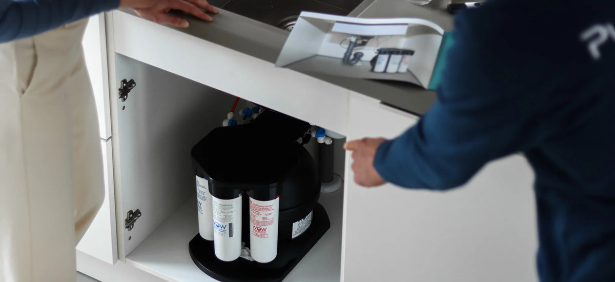Installatie van een waterfilter op kraan van PureAqua — omgekeerde-osmosesysteem onder het aanrecht met gescheiden waterstromen