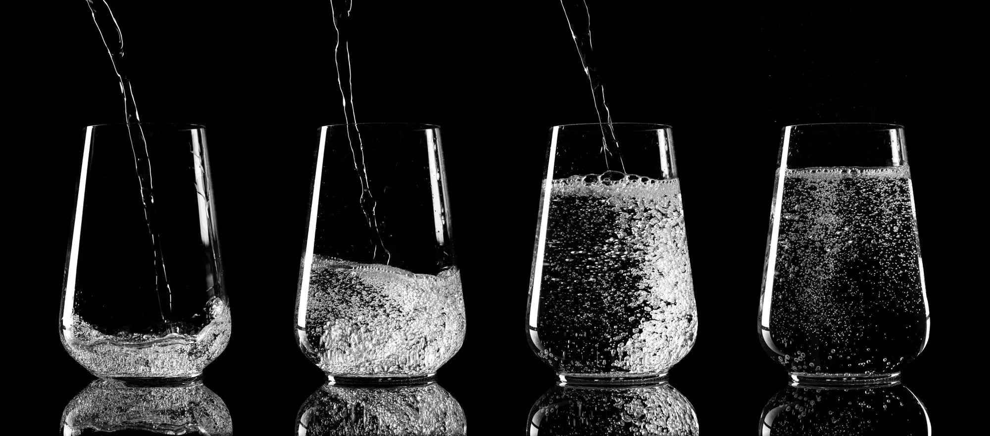 Close-up van helder gefilterd drinkwater in glazen — PureAqua zuiverwaterkraan banner